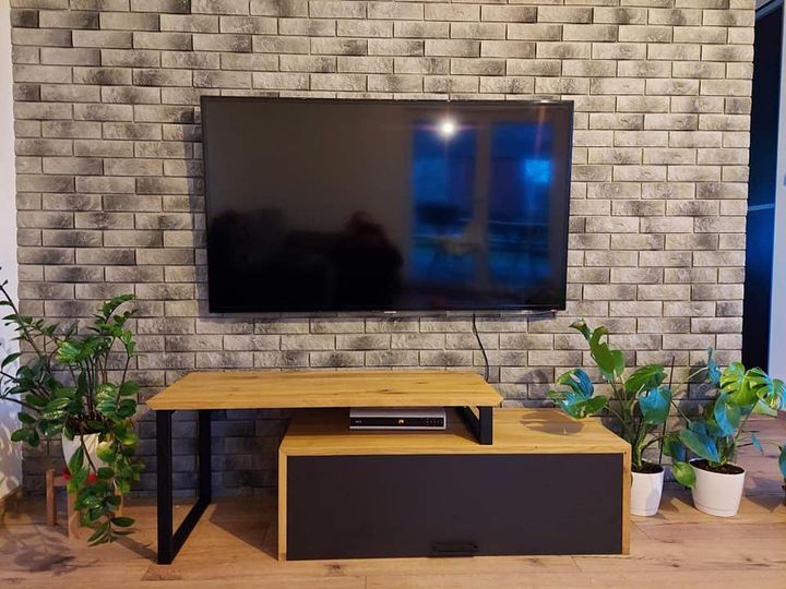 Dębowa szafka RTV prosta a jednocześnie nowoczesna.👌📺